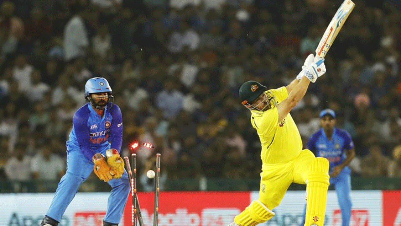 IND vs AUS | తొలి వికెట్ కోల్పోయిన ఆసీస్.. ఆరోన్ ఫించ్ బౌల్డ్