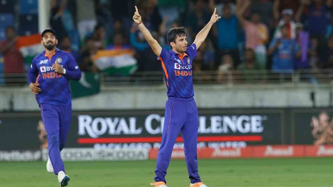 IND vs PAK | తొలి వికెట్ కోల్పోయిన పాక్.. బాబర్ ఆజమ్ అవుట్