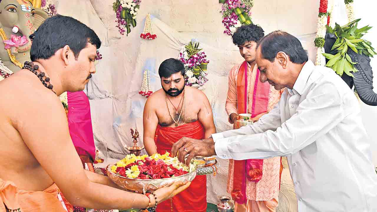 ప్రగతిభవన్లో గణేశుడికి సీఎం దంపతుల పూజలు
