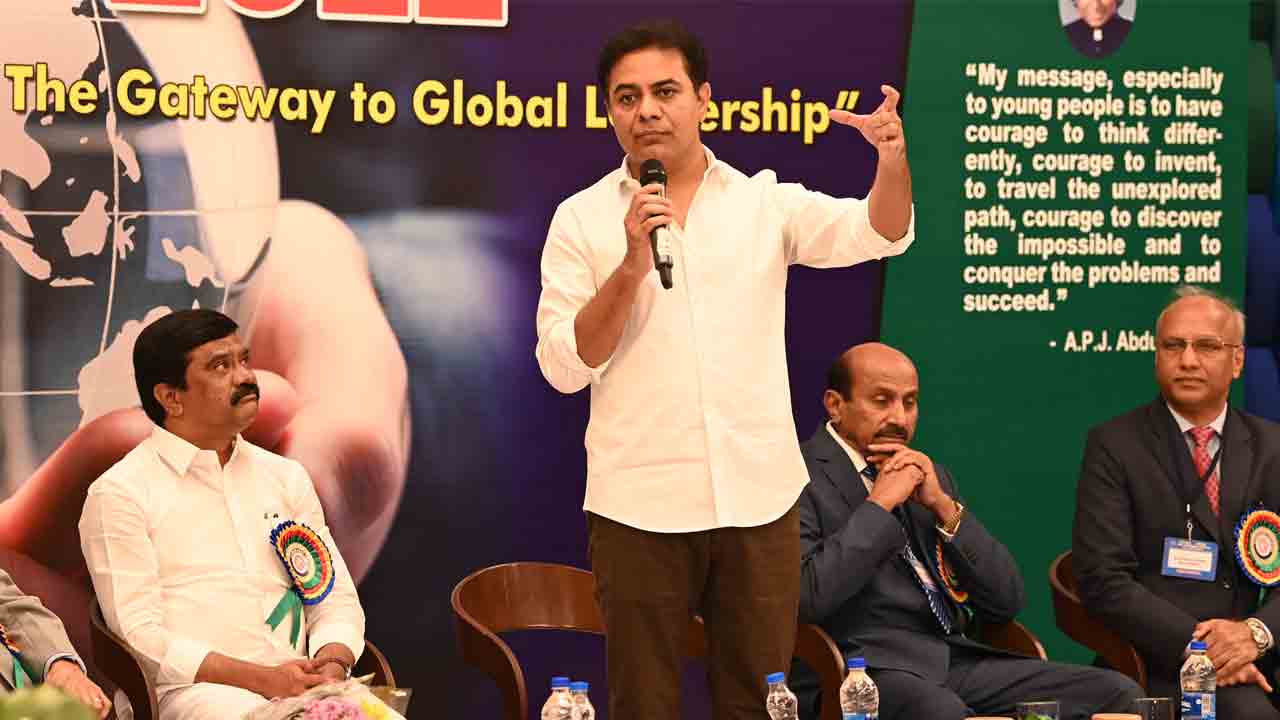 కేంద్రం తీరుతోనే పరిశ్రమలు రావట్లె