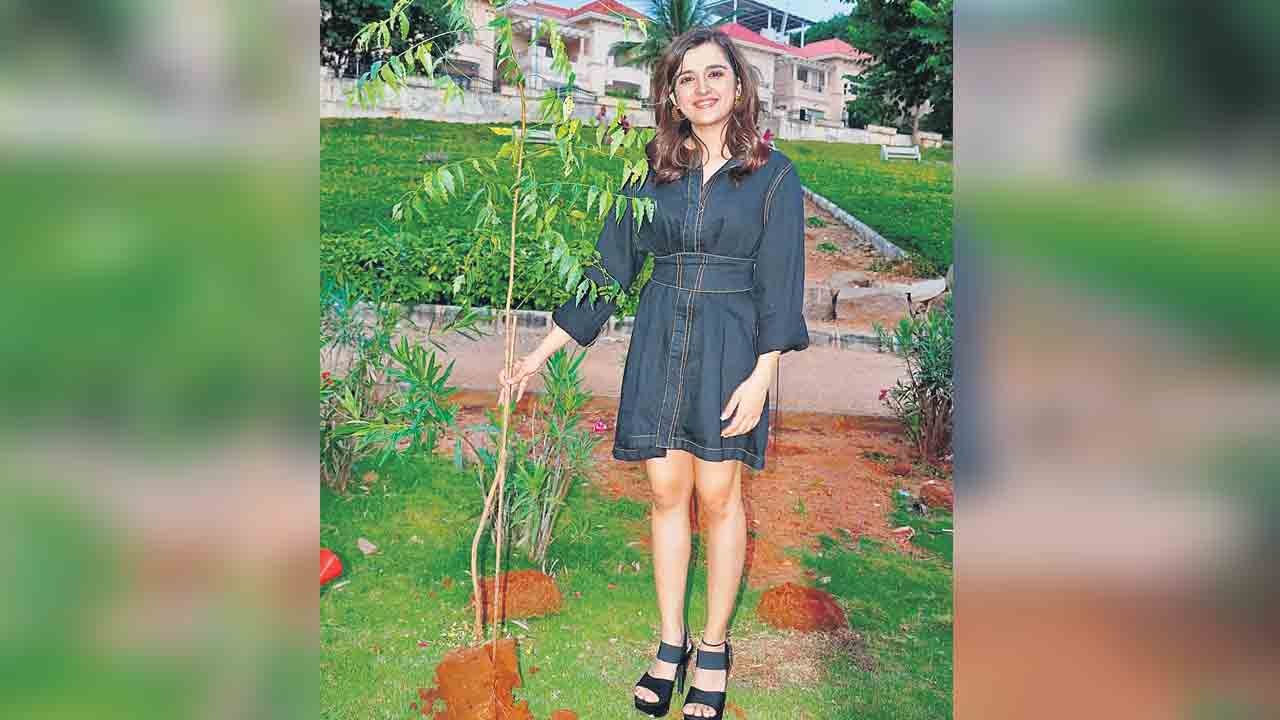 మొక్కలు నాటి.. చాలెంజ్‌ విసిరి