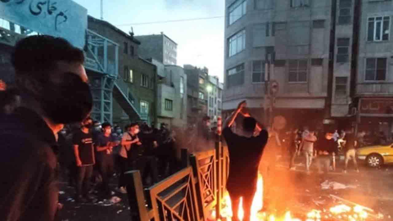 ఇరాన్‌లో మిన్నంటిన హిజాబ్ వ్యతిరేక నిరసనలు… అణిచివేతలో 31 మంది మృతి