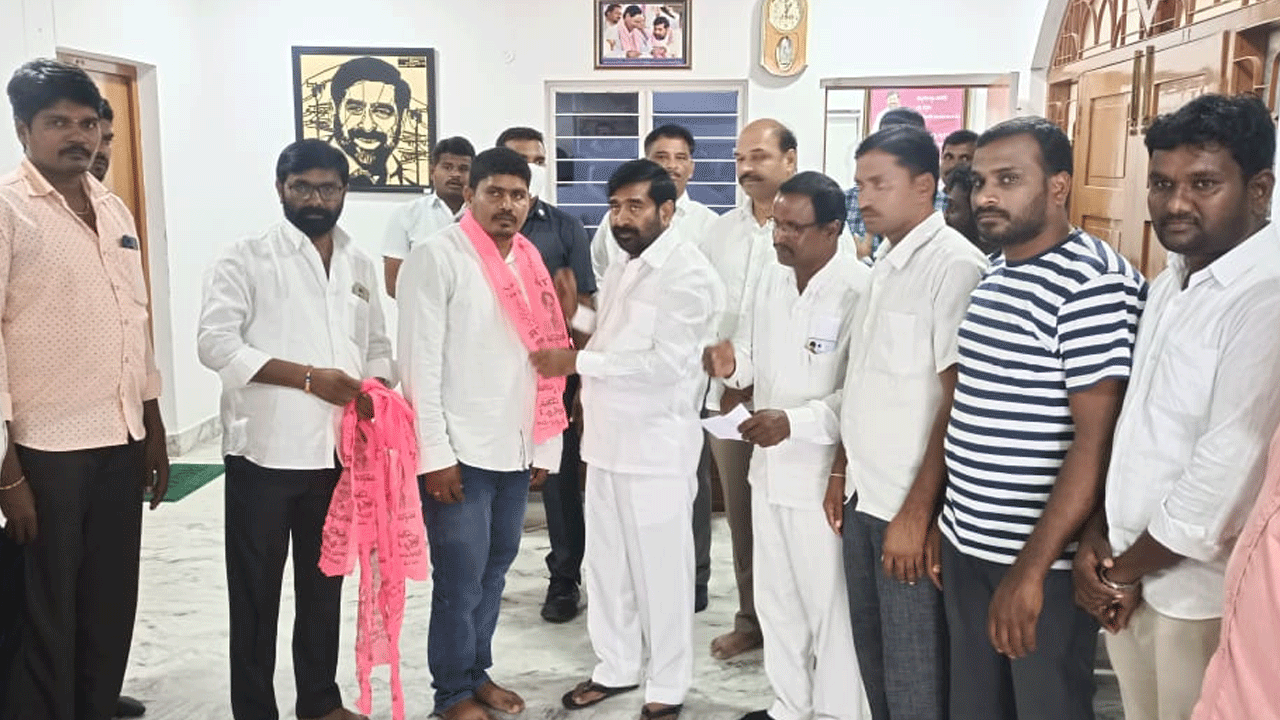 ఇప్పర్తిలో కాంగ్రెస్, బీజేపీలకు ఎదురుదెబ్బ..టీఆర్‌ఎస్‌లో చేరిన పలువురు నేతలు