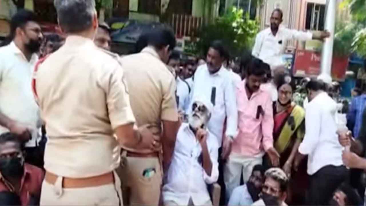 పీఎస్‌ ఎదుట జేసీ మౌనదీక్ష.. తాడిపత్రిలో హైడ్రామా