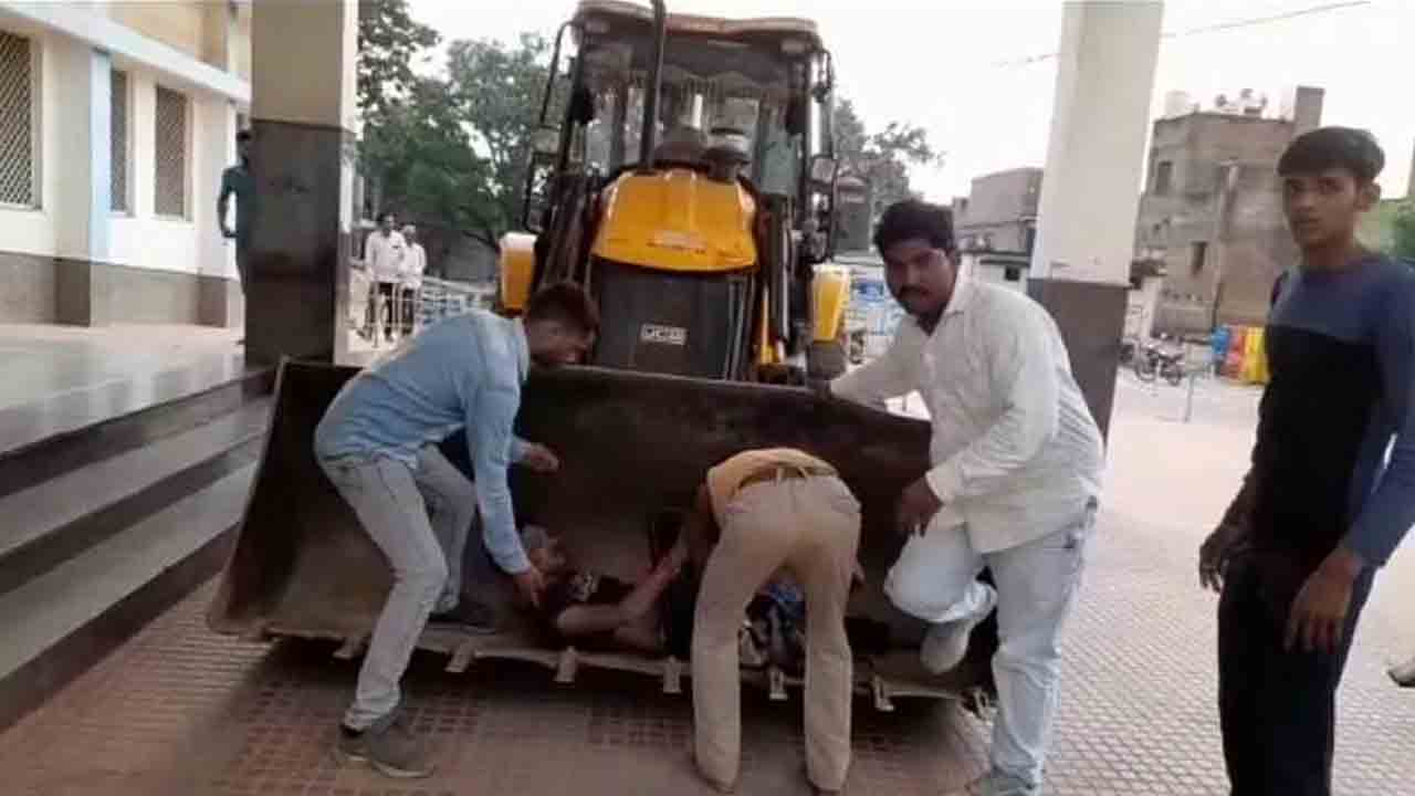 సమయానికి రాని 108 అంబులెన్స్‌.. జేసీబీలో రోడ్డుప్రమాద బాధితుడి తరలింపు