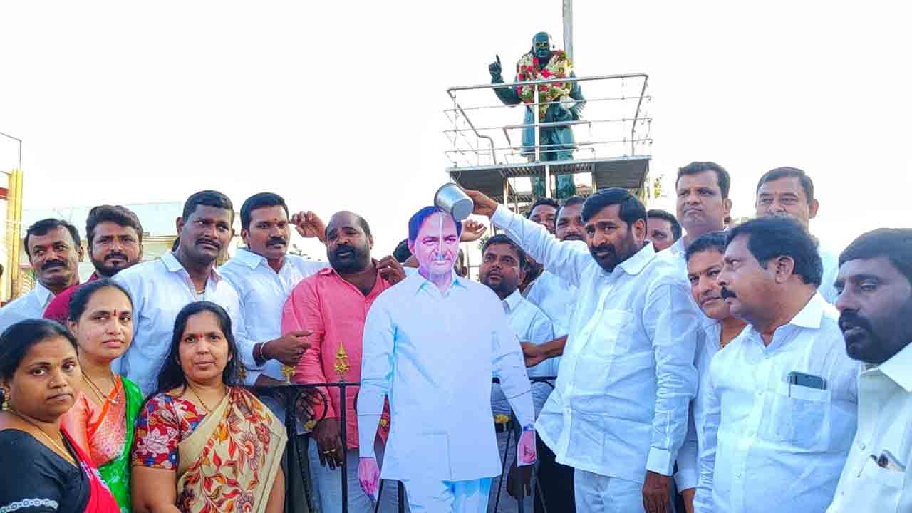 సీఎం చిత్రపటానికి పాలాభిషేకం చేసిన మంత్రి జగదీశ్‌రెడ్డి