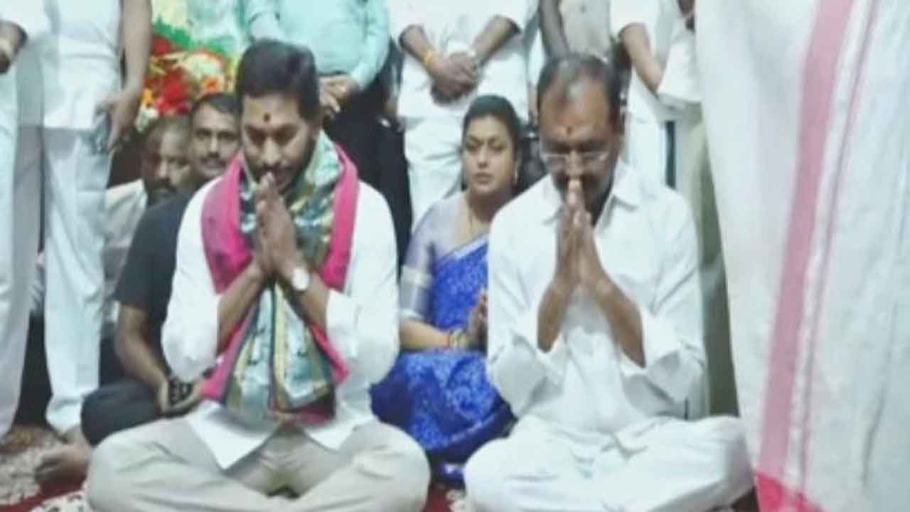 శ్రీవారికి పట్టు వస్త్రాలు సమర్పించిన ఏపీ సీఎం జగన్‌