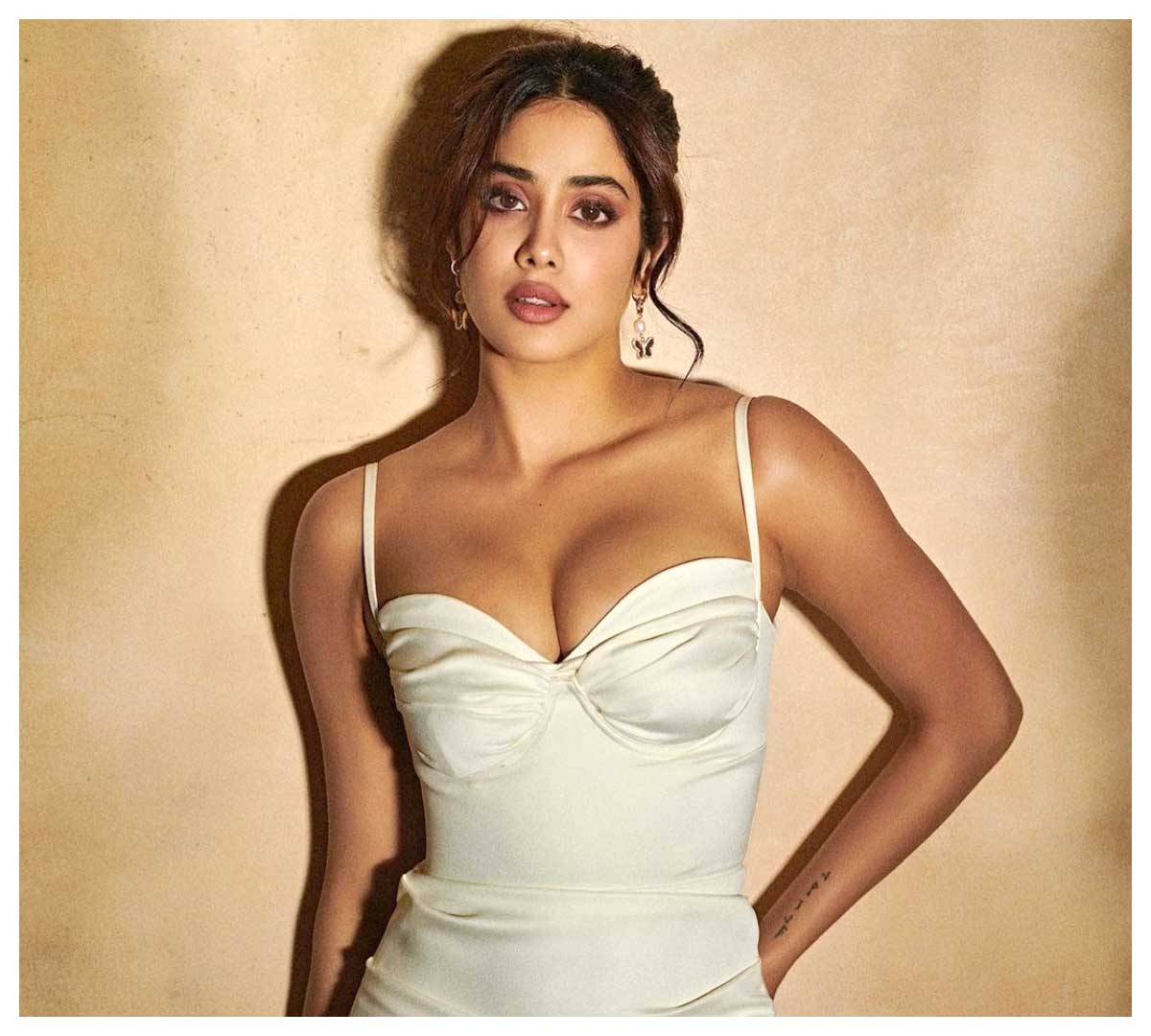 Janhvi Kapoor | స్లీవ్ లెస్ డ్రెస్‌లో జాన్వీ క‌పూర్ అందాల హొయ‌లు..