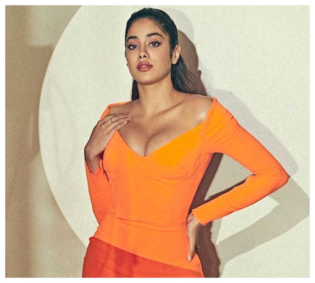 Janhvi Kapoor | అందాల అగ్గి రాజేస్తున్న జాన్వీ క‌పూర్..