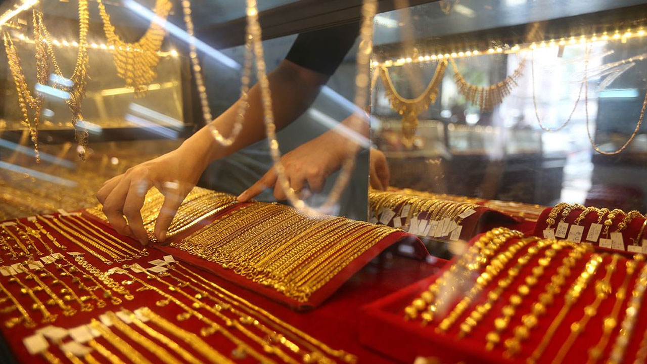 Gold Ring | రూ.2 వేలు డిస్కౌంట్ ఇవ్వలేదని.. రూ.కోటి రూపాయల నగలు కొట్టేశాడు!