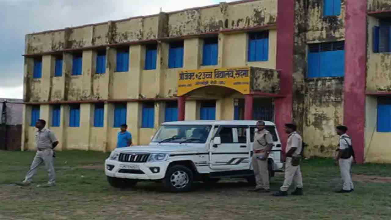 స్నేహం చేయండి, లేకపోతే కిడ్నాప్‌ చేస్తాం… ఆయుధాలతో స్కూలుకెళ్లి బాలికలకు బెదిరింపు