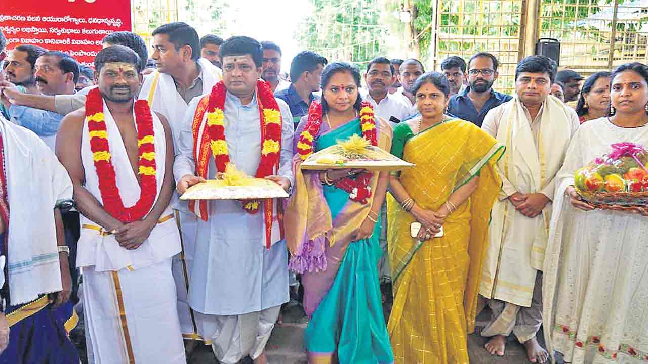 శ్రీశైలంలో ఎమ్మెల్సీ కవిత దంపతులు