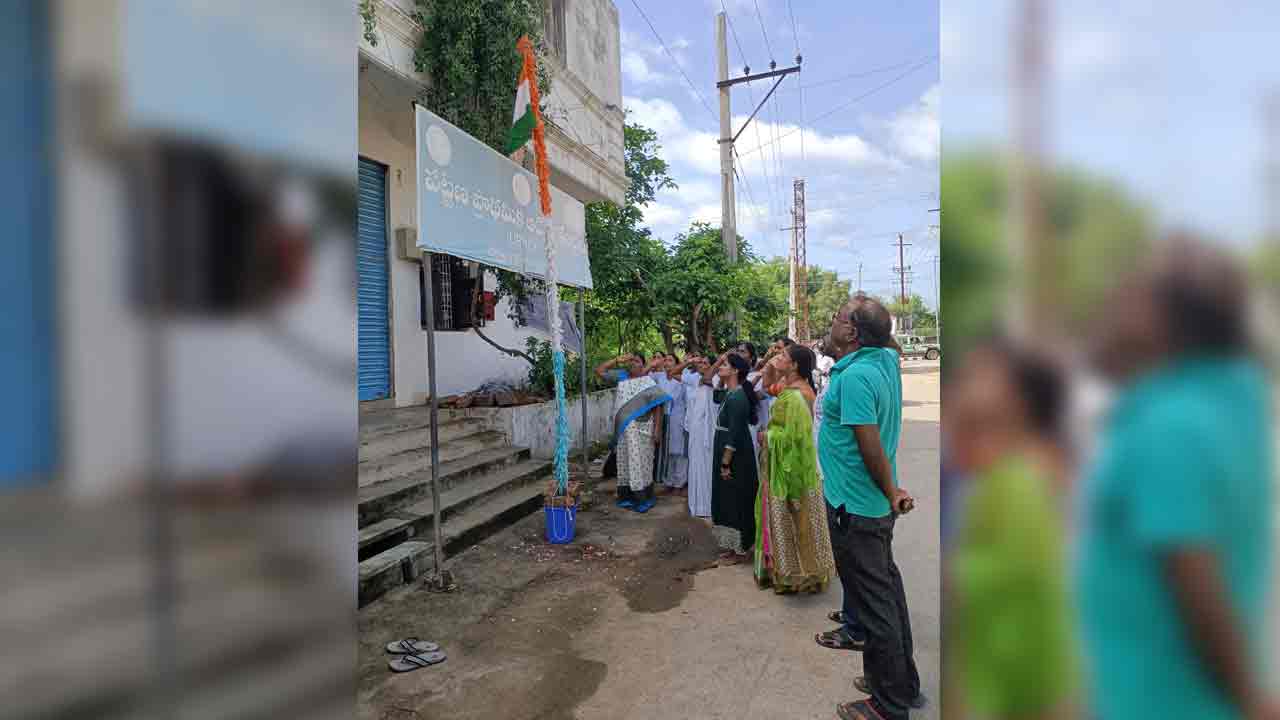 వెల్లివిరిసిన దేశభక్తి