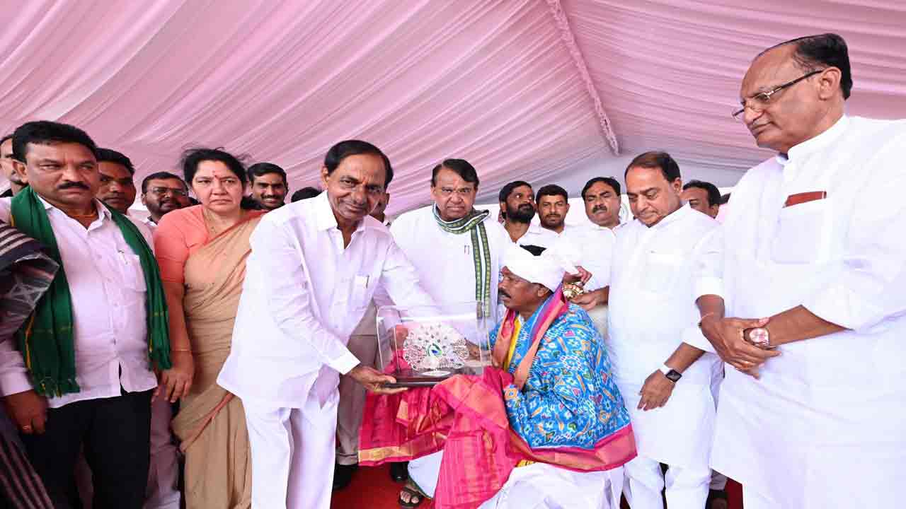 ఎగిసిన పతాకమై..ఆత్మగౌరవ ప్రతీకయై