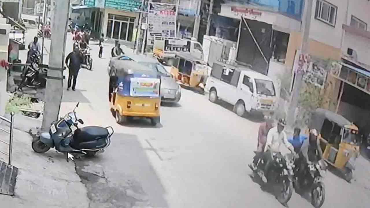 కరీంనగర్‌లో పట్టపగలు రూ.15 లక్షలు చోరీ