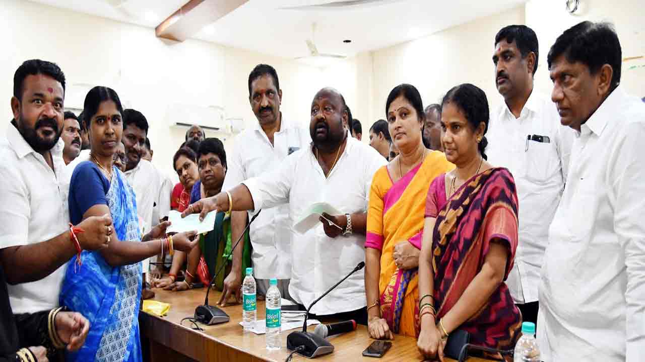 పేదలకు పెద్దదిక్కు