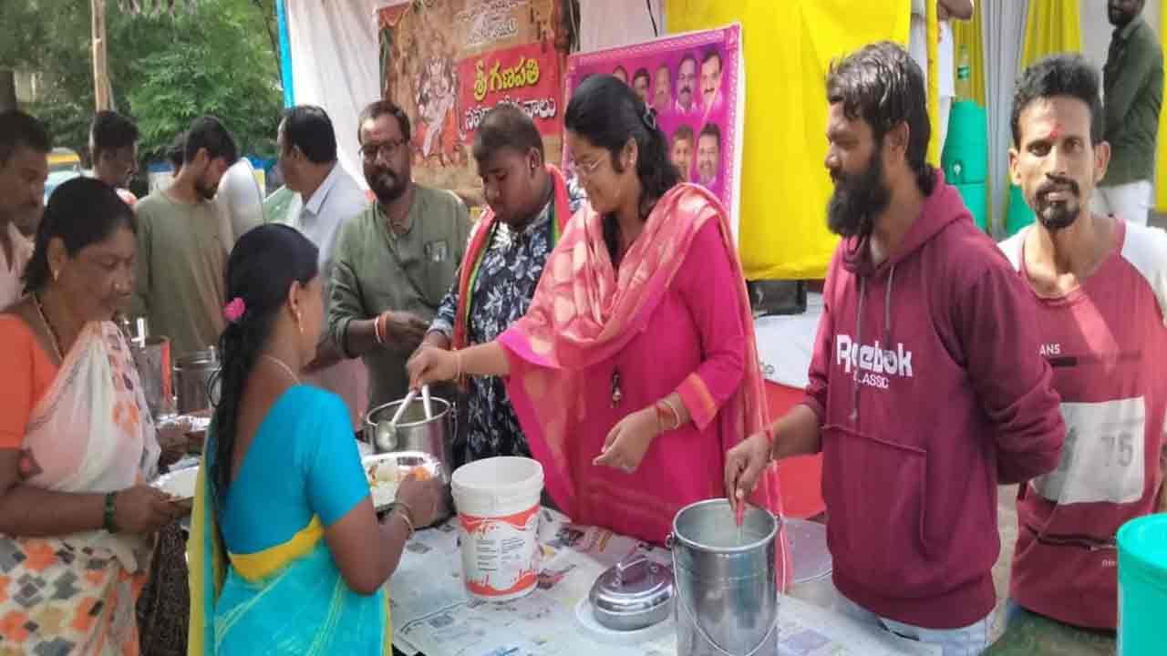 వినాయక మండపాల్లో పూజలు