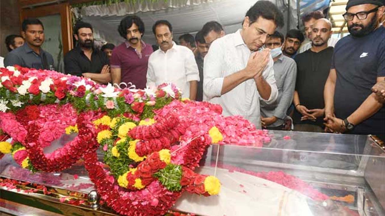 కృష్ణంరాజుకు నివాళులర్పించిన మంత్రి కేటీఆర్‌