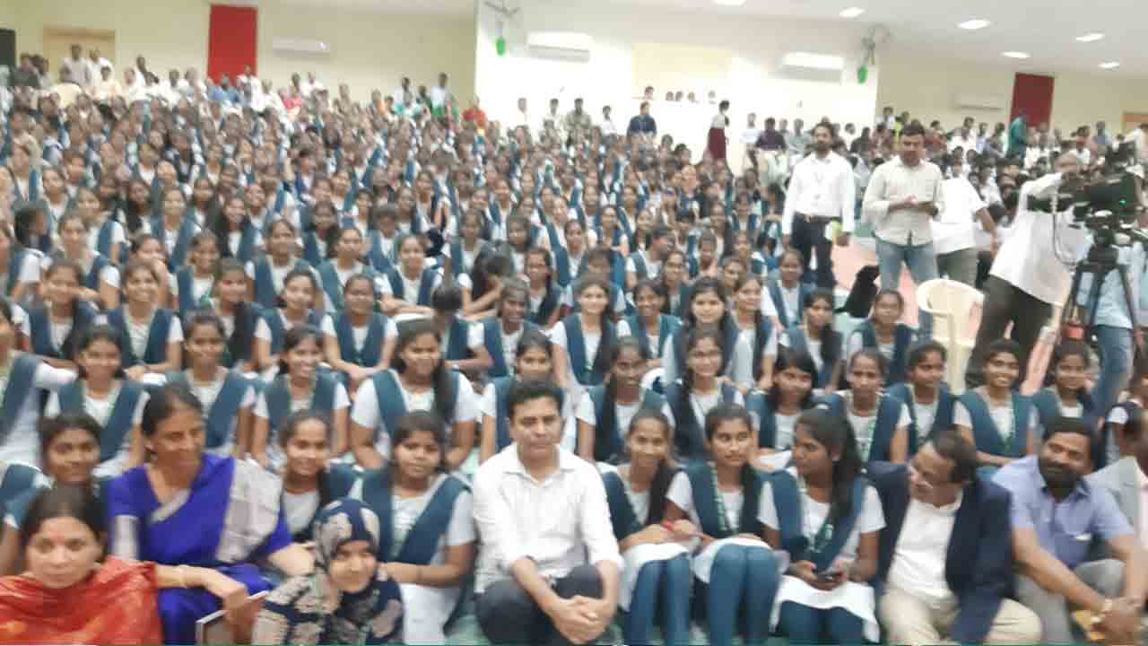 బాసర ట్రిపుల్ ఐటీ విద్యార్థులతో కేటీఆర్ మాటముచ్చట