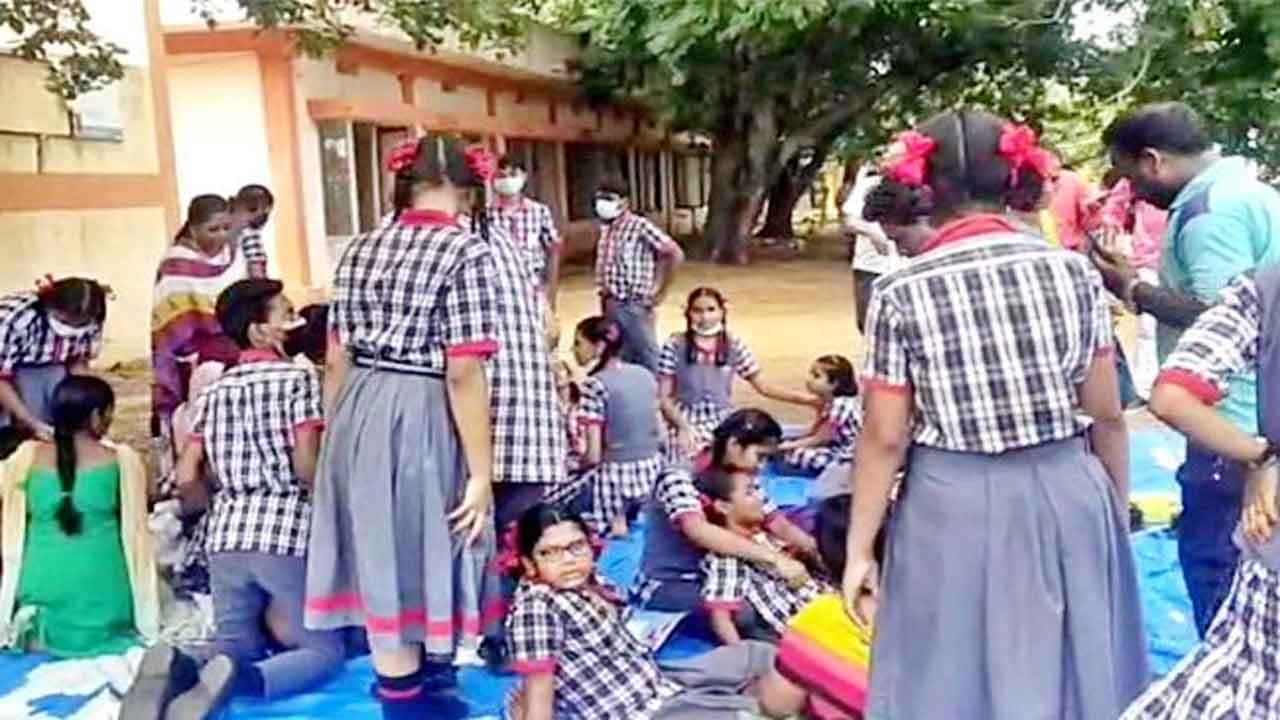 కాకినాడ సెంట్రల్‌ స్కూల్‌లో విద్యార్థులకు అస్వస్థత.. దవాఖానలో 30 మంది చేరిక