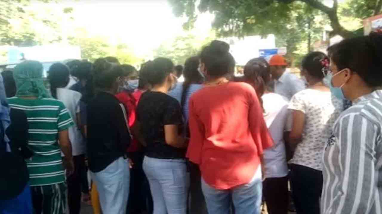 కాన్పూర్ హాస్టల్ విద్యార్థినుల నిరసన… స్నానం చేస్తుండగా వీడియోలు తీసినట్లు ఆరోపణ