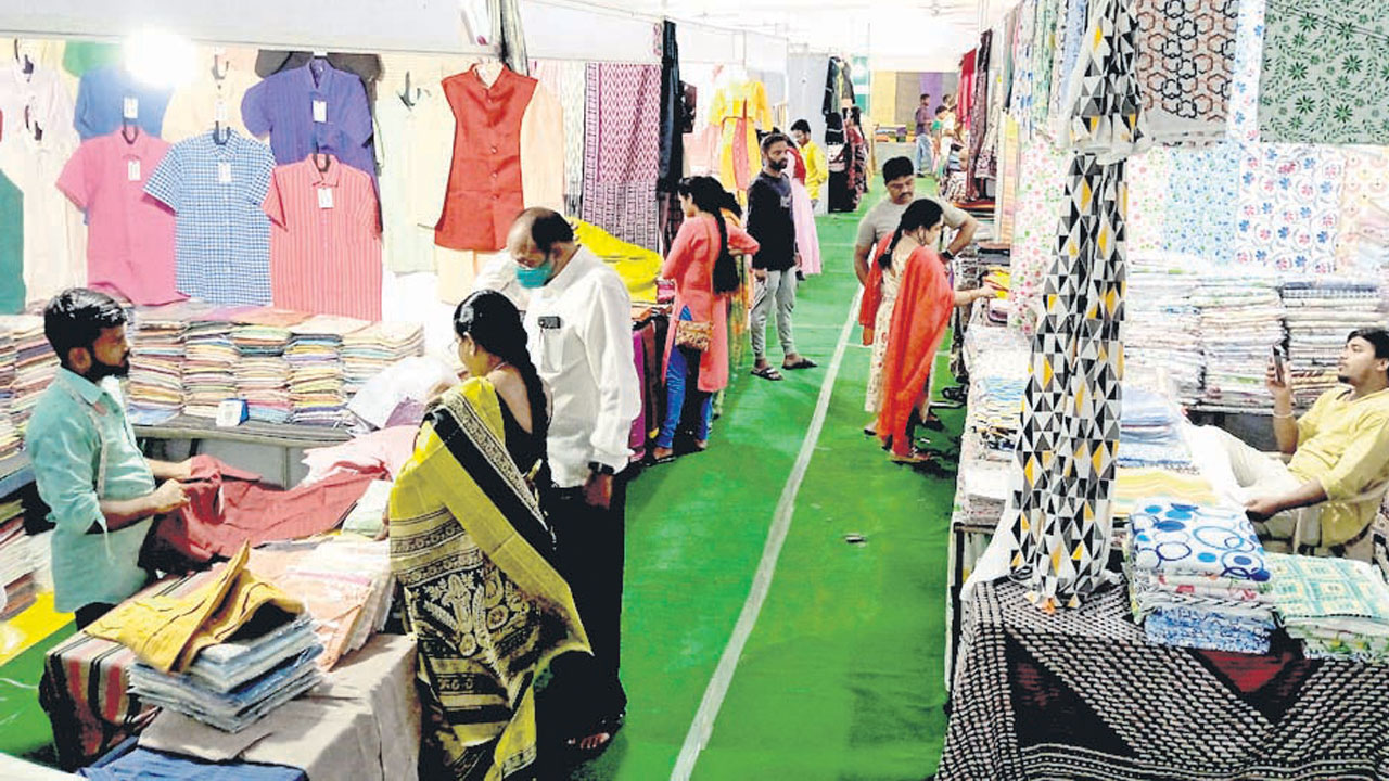 భళా.. చేనేత, హస్తకళా మేళా