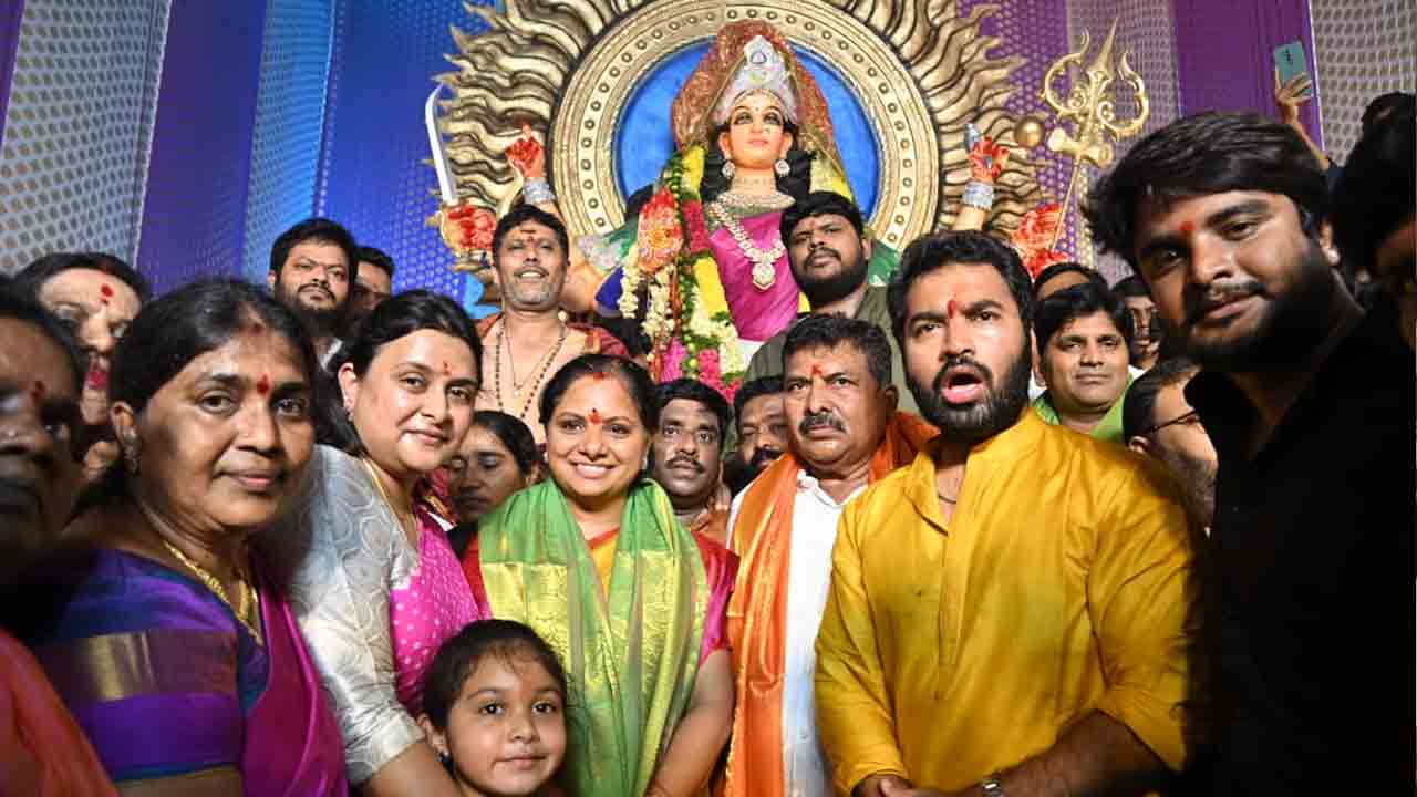 దుర్గామాత అమ్మ‌వారిని ద‌ర్శించుకున్న ఎమ్మెల్సీ క‌విత‌