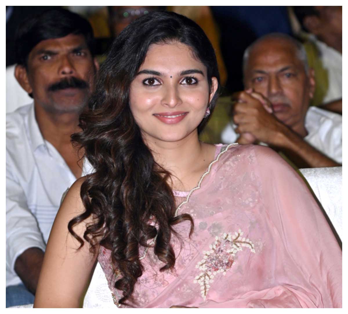 Kayadu Lohar | అల్లూరి మూవీ ప్రీ రిలీజ్ ఈవెంట్‌లో కయదు లోహర్..