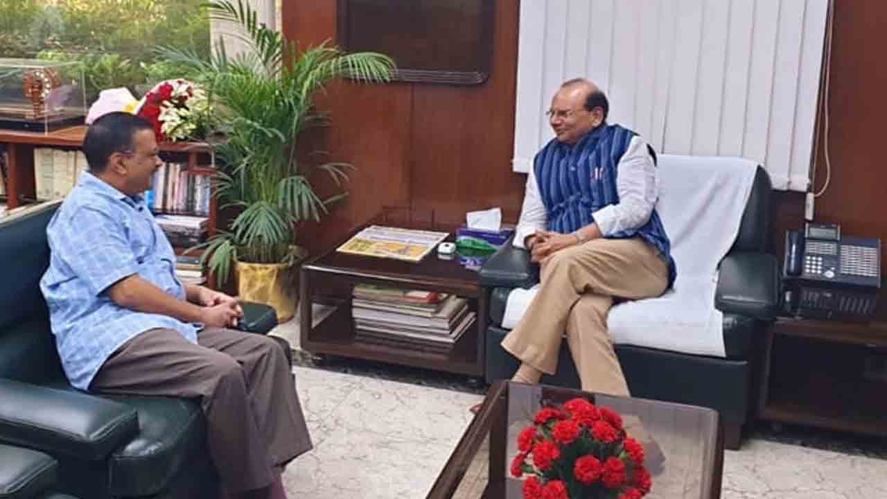 ఢిల్లీ లెఫ్టినెంట్ గ‌వ‌ర్న‌ర్‌తో సీఎం కేజ్రీవాల్ భేటీ