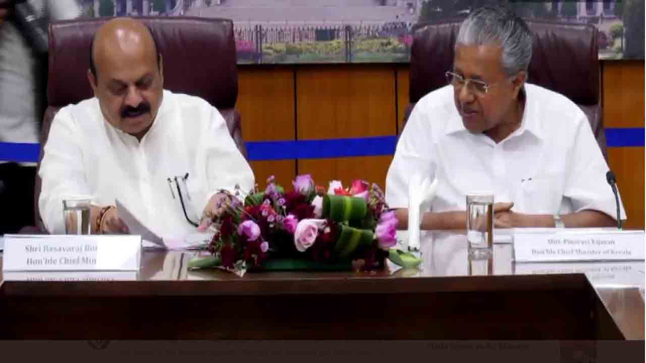 కేరళ సీఎంకు మొండిచేయి… రైలు ప్రాజెక్టు ప్రతిపాదనలు తిరస్కరించిన కర్ణాటక సీఎం