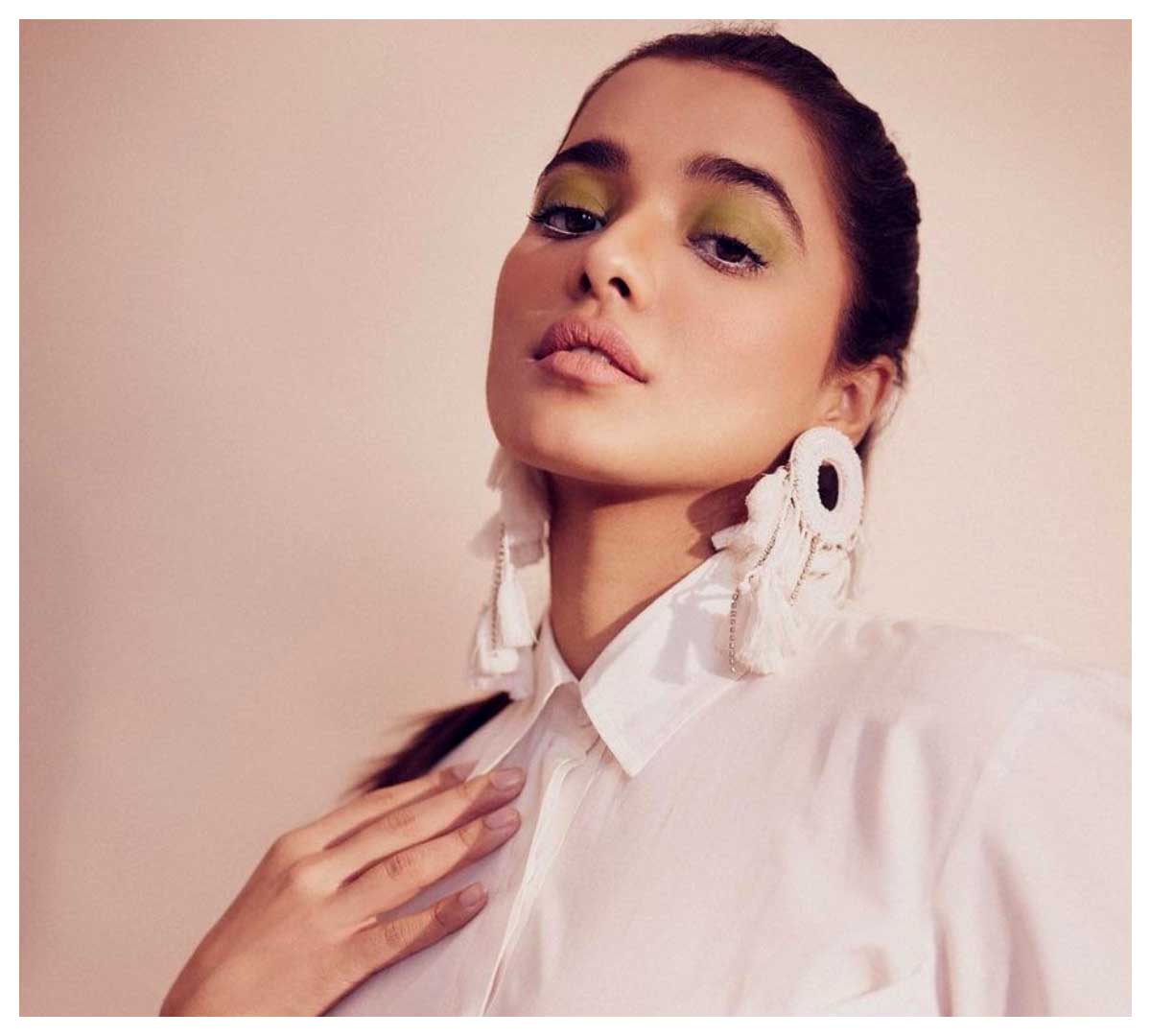 Ketika Sharma | వైట్ డ్రెస్‌లో కేక‌పెట్టిస్తున్న కేతికా శర్మ..