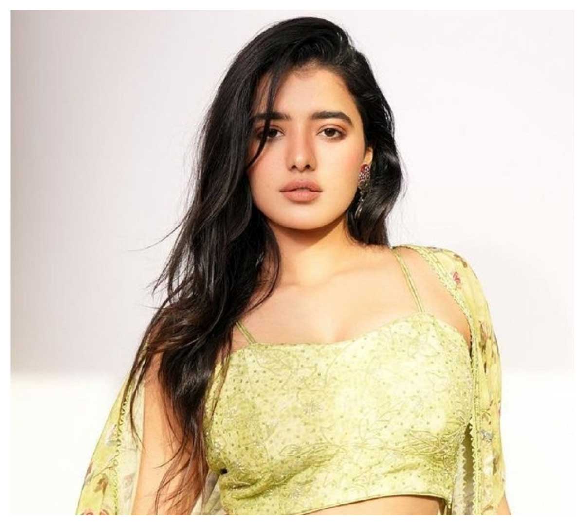 Ketika Sharma | కొంటె చూపుల‌తో కైపెక్కిస్తున్న కేతికా శర్మ..