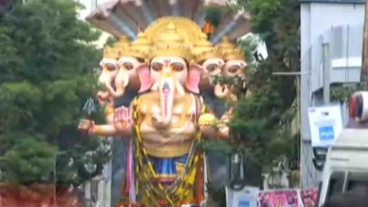 ప్రారంభమైన ఖైరతాబాద్‌ గణనాథుడి శోభాయాత్ర