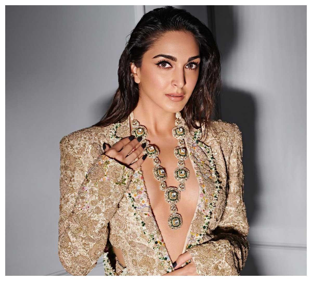 Kiara Advani | ట్రెండీ లుక్‌లో కియారా అద్వానీ క్రేజీ ఫొటోలు..