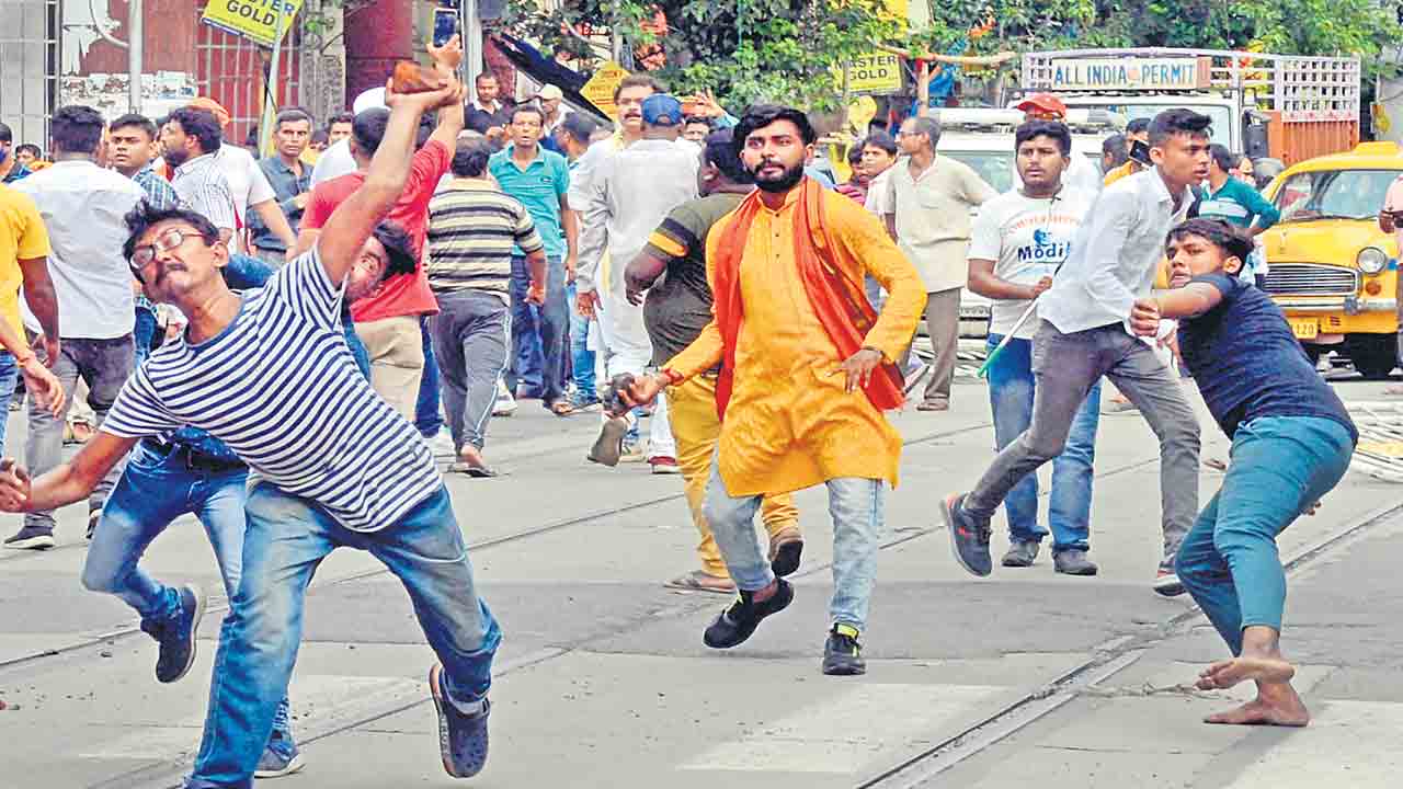 పశ్చిమ బెంగాల్‌లో బీజేపీ దౌర్జన్యం.. నిరసన ర్యాలీ పేరుతో విధ్వంసకాండ