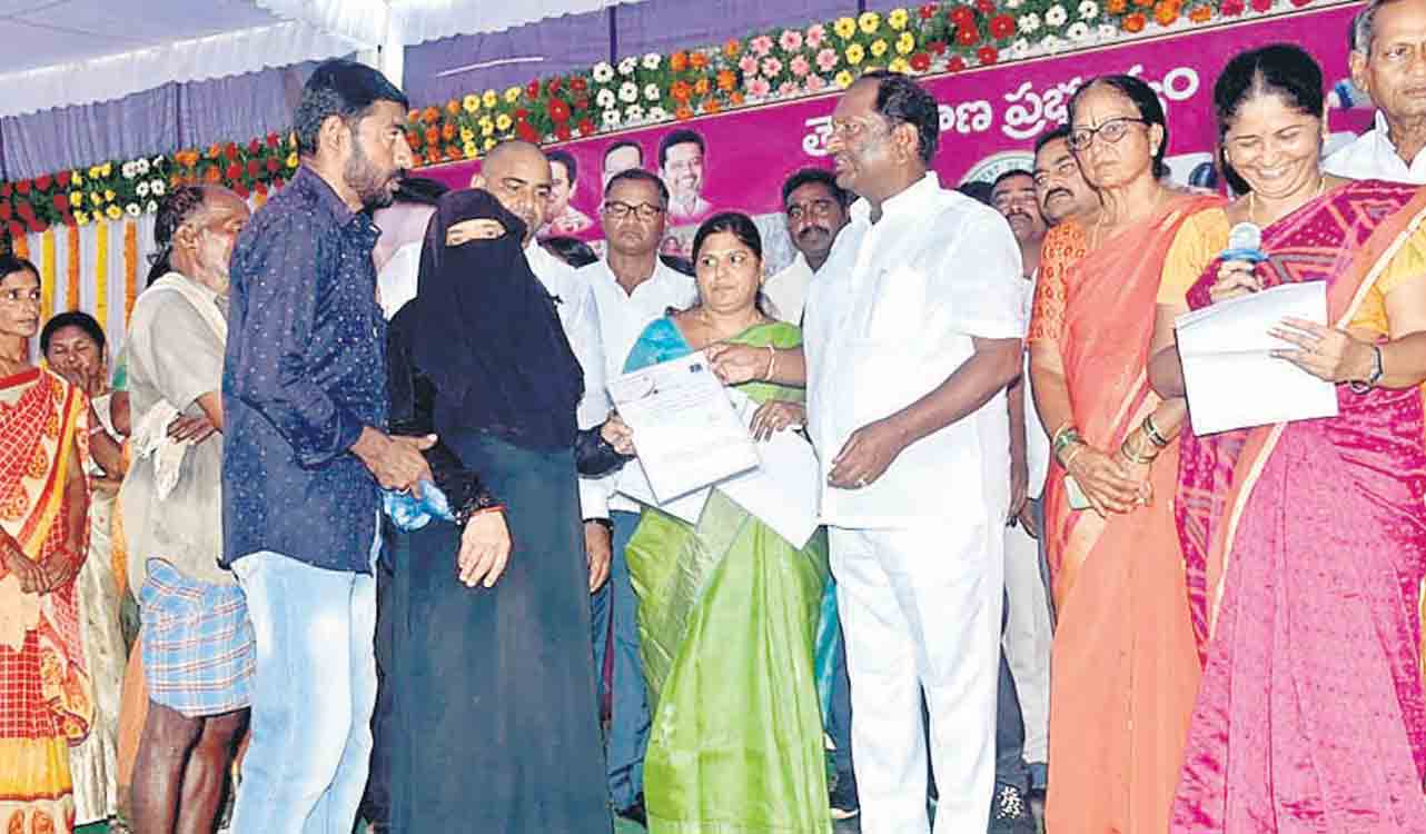 పథకాలతో పేదల ముఖాల్లో చిరునవ్వు