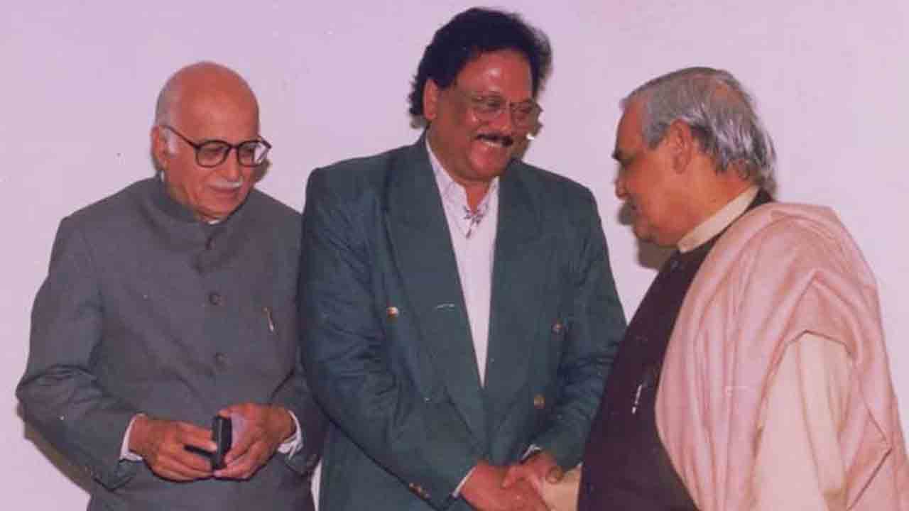 కేంద్రమంత్రి అయిన తొలి నటుడు కృష్ణం రాజు..!