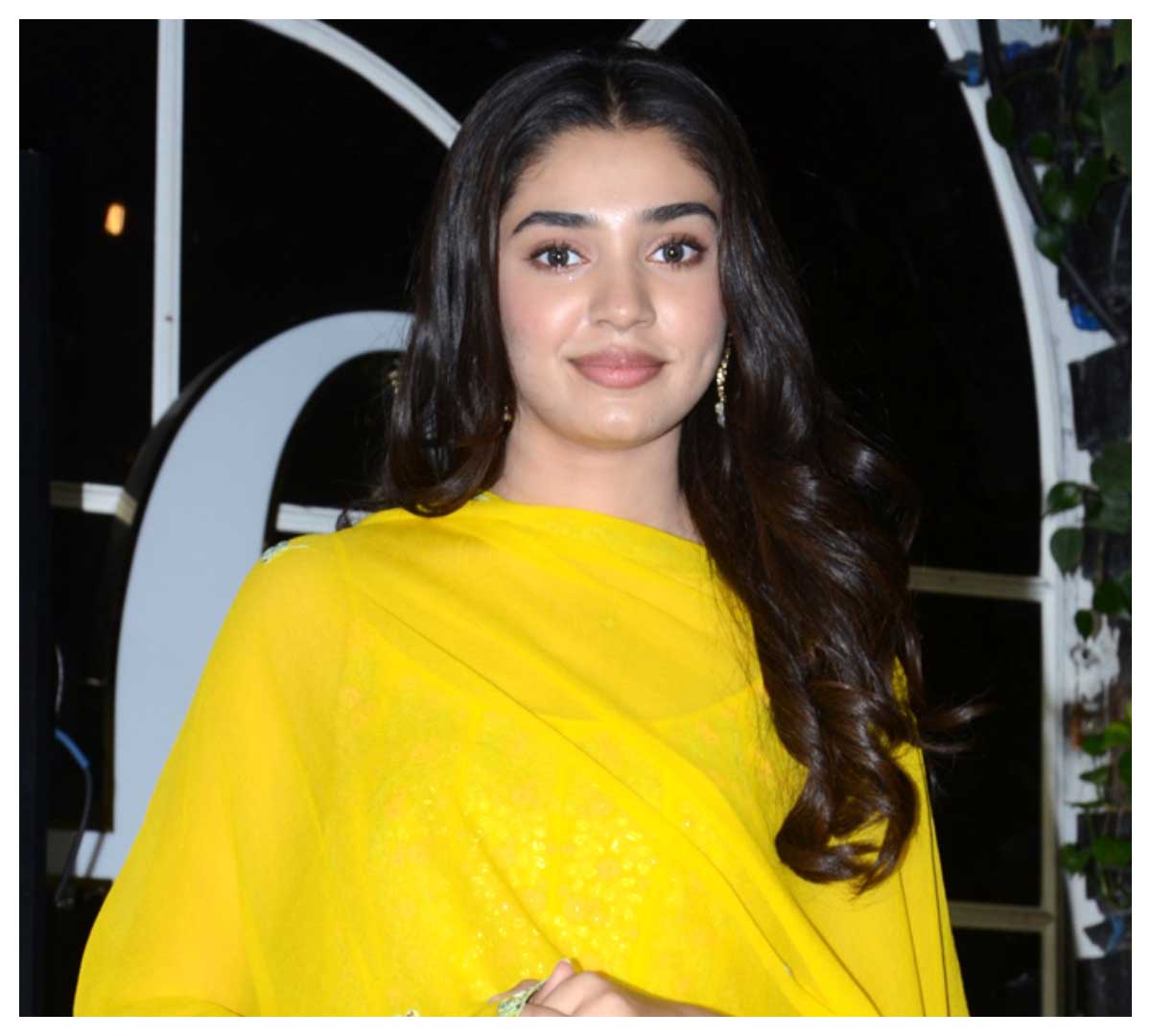 Krithi Shetty | ఆ అమ్మాయి గురించి మీకు చెప్పాలి మూవీ ప్రెస్ మీట్ ఈవెంట్‌లో కృతి శెట్టి..