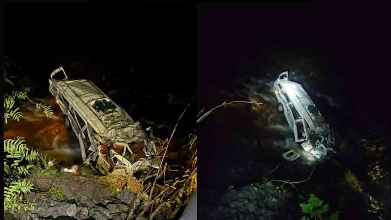 లోయలోపడ్డ టెంపో ట్రావెలర్‌.. ఏడుగురు దుర్మరణం