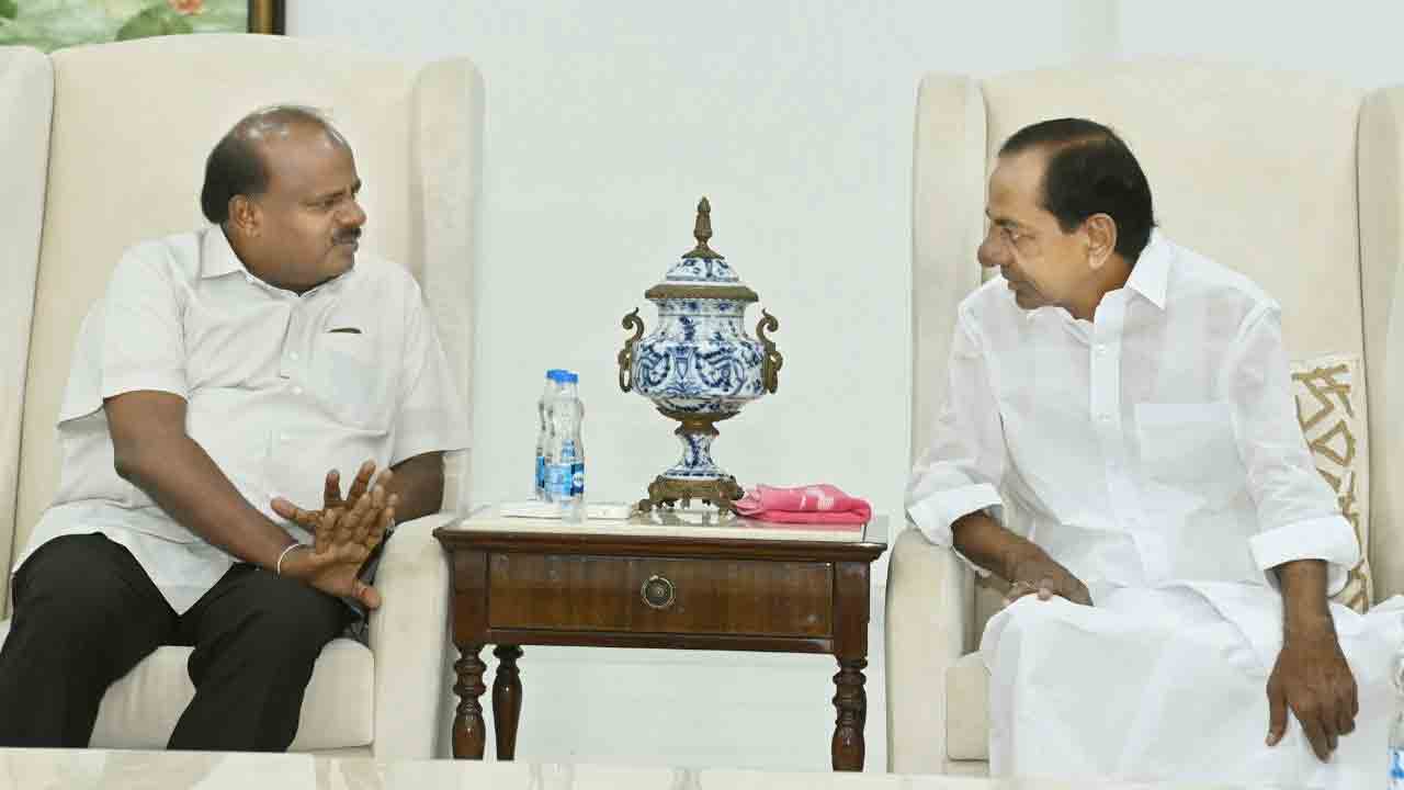 రాజకీయాల్లో కేసీఆర్‌ మార్గదర్శి : కుమారస్వామి