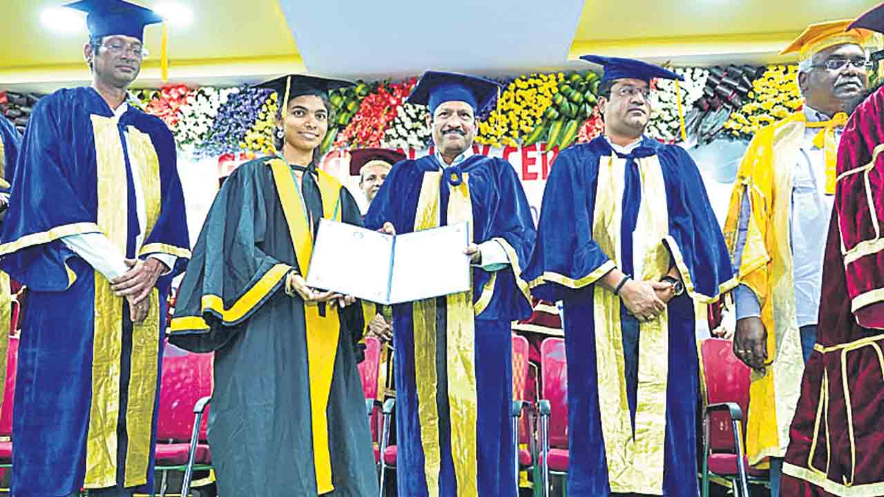 విద్యార్థులు ఉన్నత శిఖరాలను అధిరోహించాలి