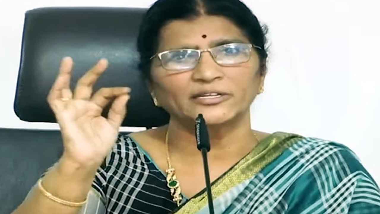 జిల్లాకే ఎన్టీఆర్‌ పేరు పెట్టగా.. యూనివర్శిటీది ఏముంది : లక్ష్మీపార్వతి