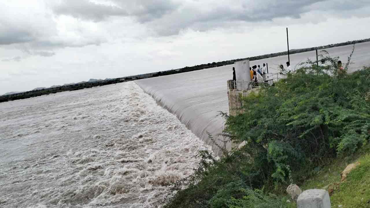 ఉరకలేస్తున్న కృష్ణమ్మ