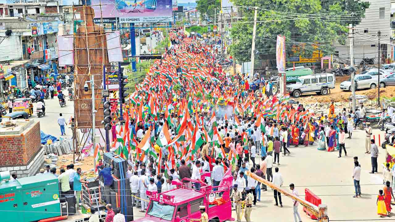 వెల్లివిరిసిన సమైక్యతా స్ఫూర్తి