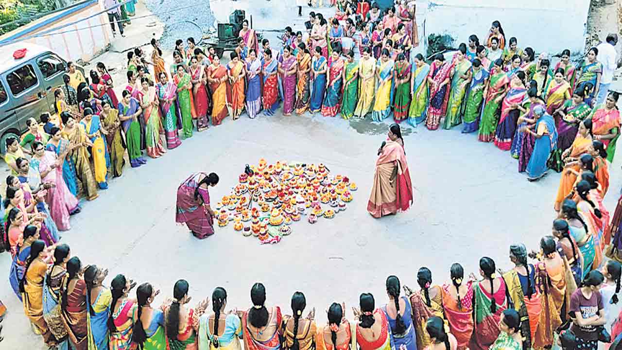 ‘తంగేడు పువ్వుల్ల చందమామ’