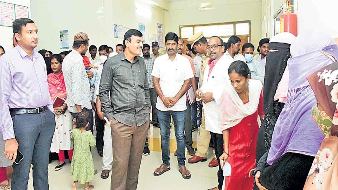 డాక్టర్లు అందుబాటులో ఉండాలి