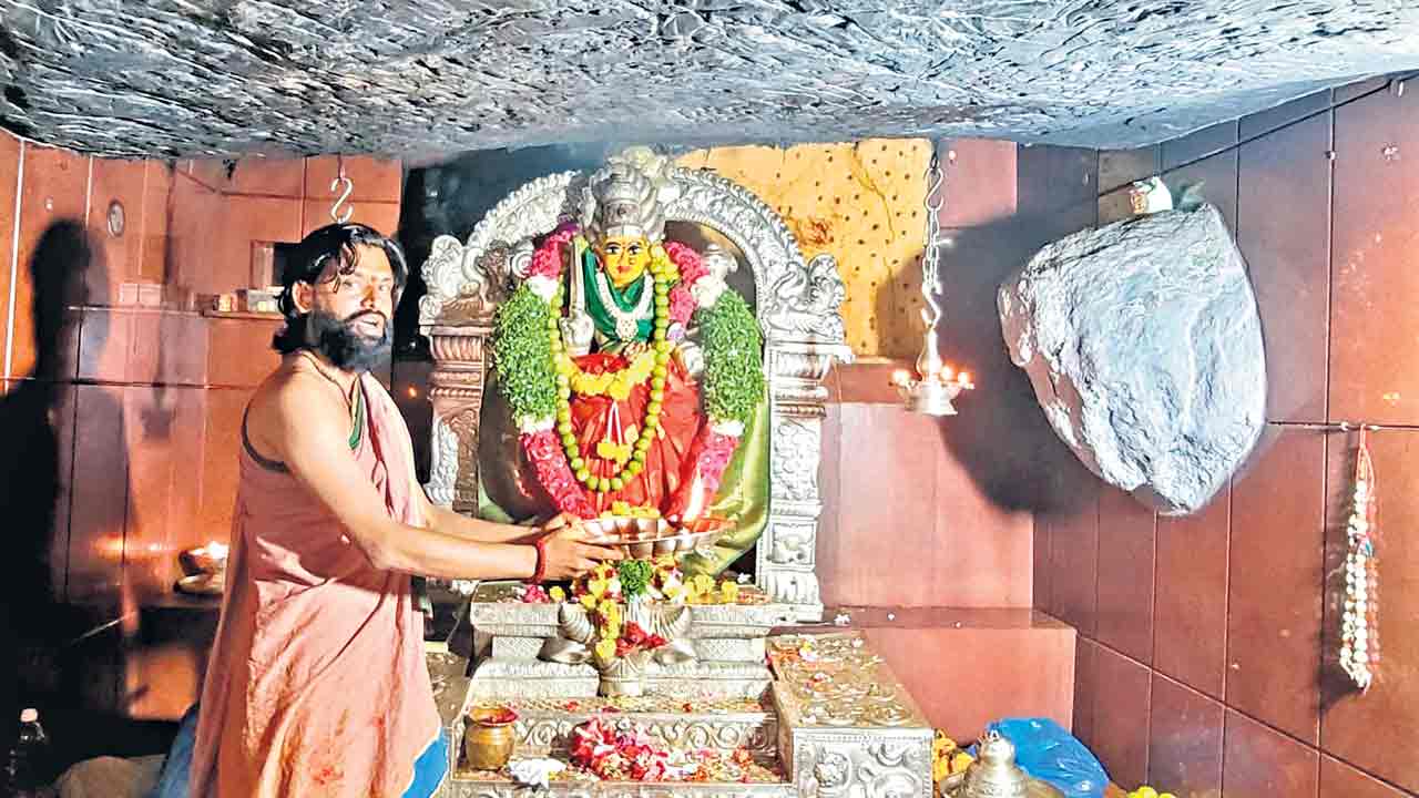 జగమేలు తల్లికి జేజేలు