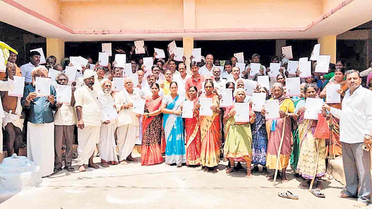 ఊరూరా పింఛన్ల పంపిణీ