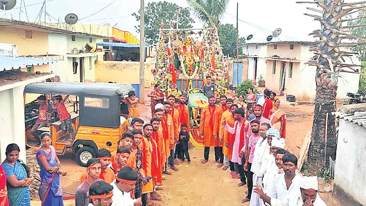 గణపతి దీక్షలో పిట్టల గూడెం