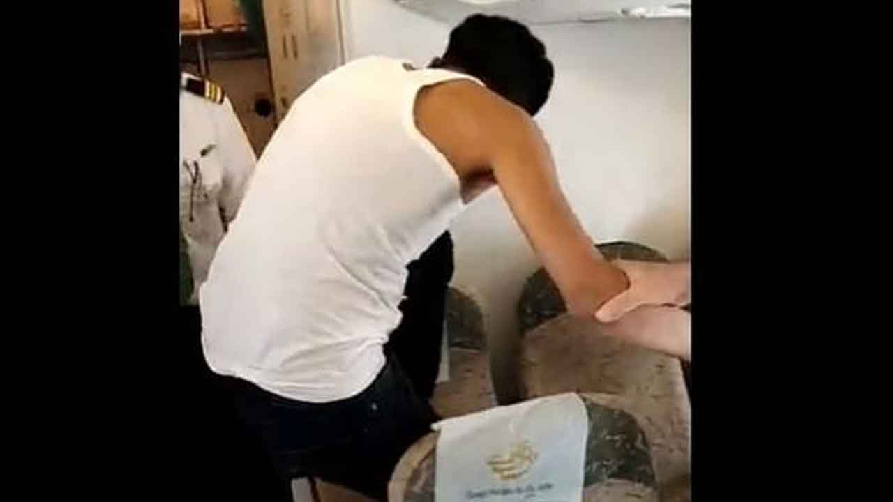 విమానంలో రచ్చ చేసిన ప్యాసింజర్.. కిటికీ బద్దలుకొట్టే యత్నం!